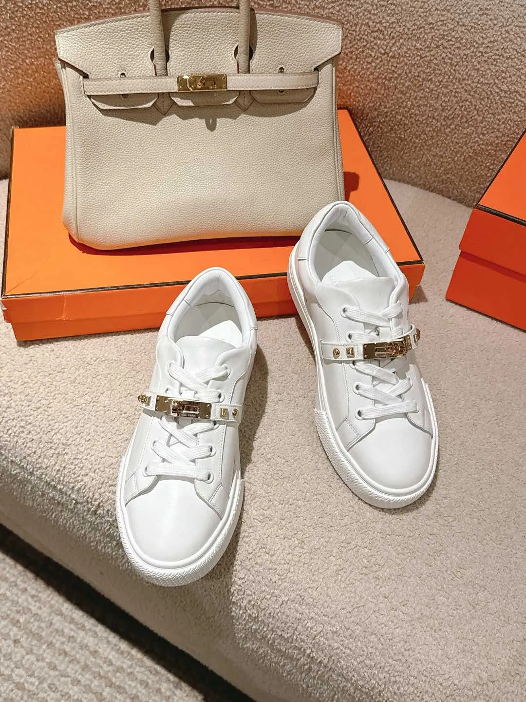 👟👟Ex-factory price 600👟👟Hermes top version couple model Epsom calfskin and calfskin loafer style lace-up sneakers, with functional rose gold-plated Kelly shoe buckles. Create a stylish urban look. Fabric: Specific cowhide/canvas material Lining: Sheepskin lining Outsole: Original molded TPU outsole Size: 35-45